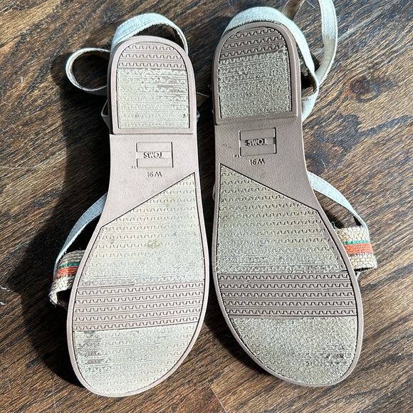 Tom’s sandals size 9.5 - Picture 3 of 3